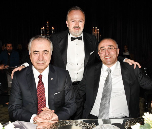 Genç çifte görkemli düğün 