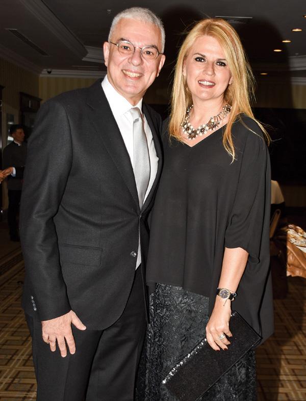 Genç çifte görkemli düğün 