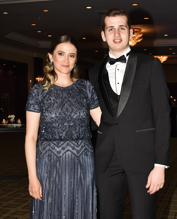 Genç çifte görkemli düğün 