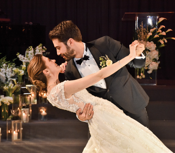 Genç çifte görkemli düğün 