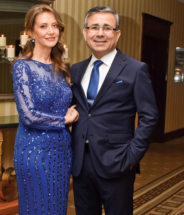 Genç çifte görkemli düğün 