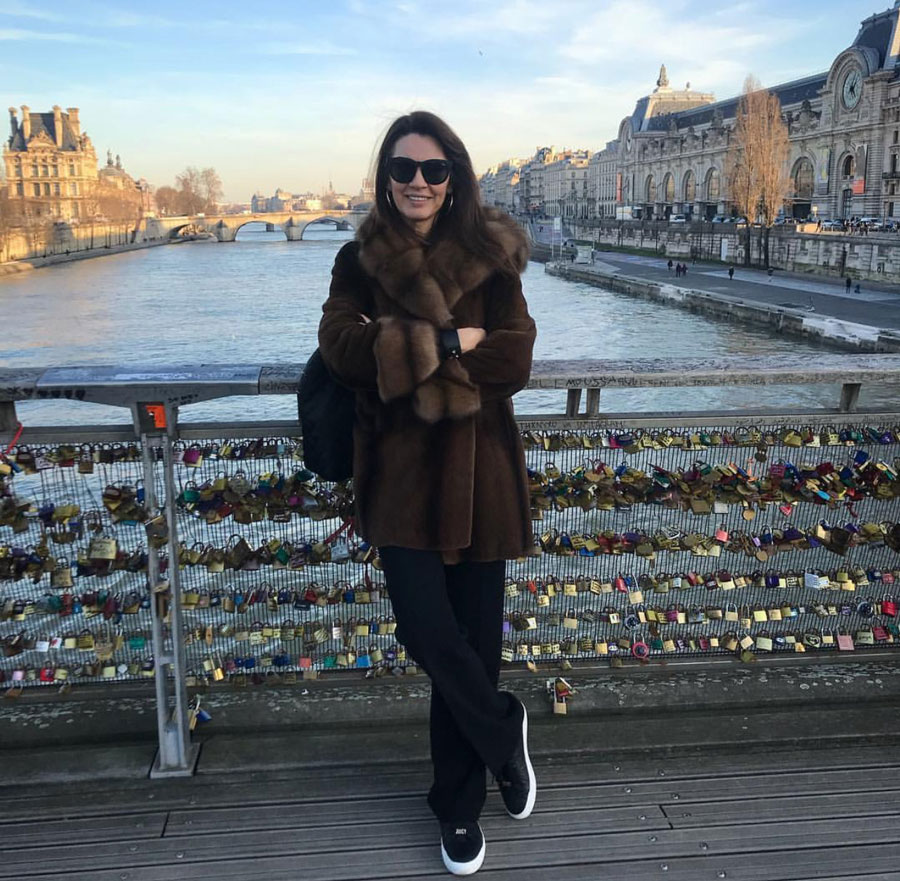 Çantasını araladı