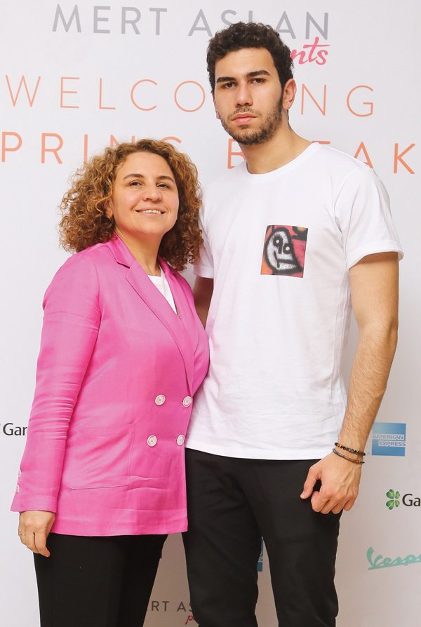 Moda tutkunları yaz sezonu için alışveriş yaptı