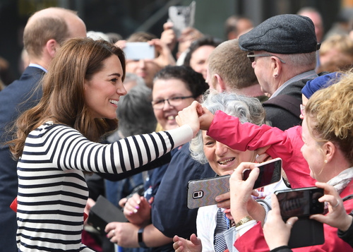 Cambridge Düşesi Kate Middleton'ın tarzı çok beğenildi