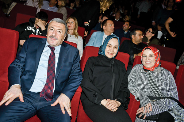 Cem Yılmaz bu kez TEYEV yararına gösteri yaptı