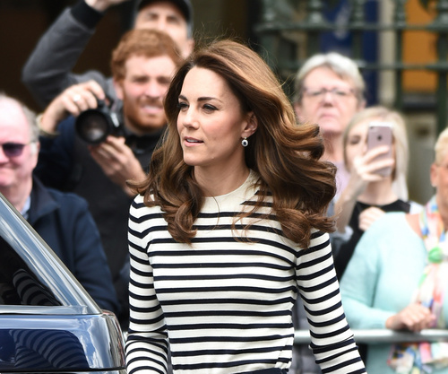 Cambridge Düşesi Kate Middleton'ın tarzı çok beğenildi