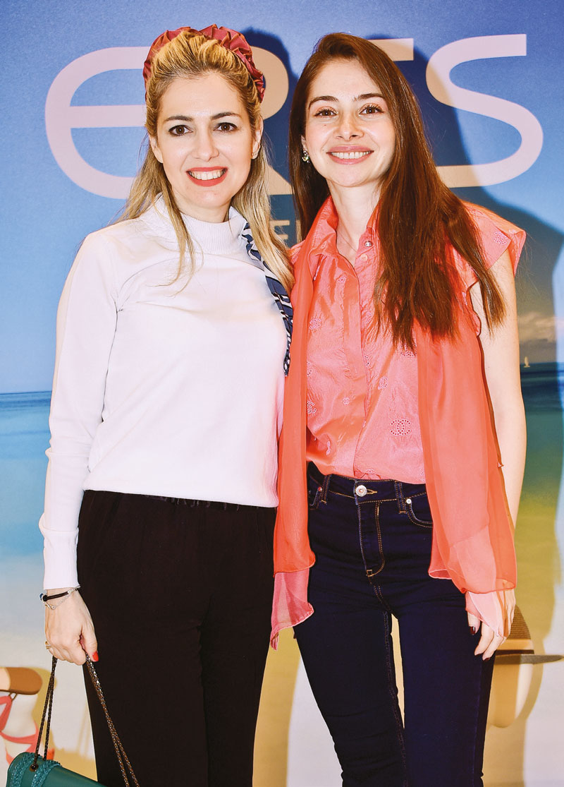  Mağazayı plaja çevirdiler