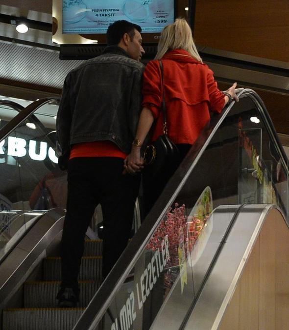 Mustafa Sandal ve Melis Sütşurup ilk kez el ele görüntülendiler