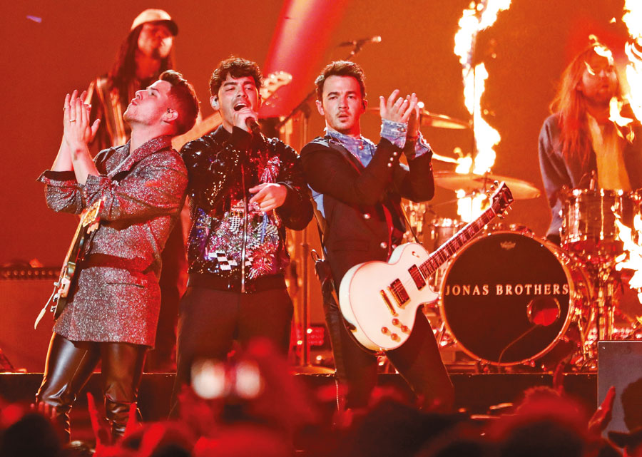 Müziğin ‘En İyileri’ ödüllerini aldı