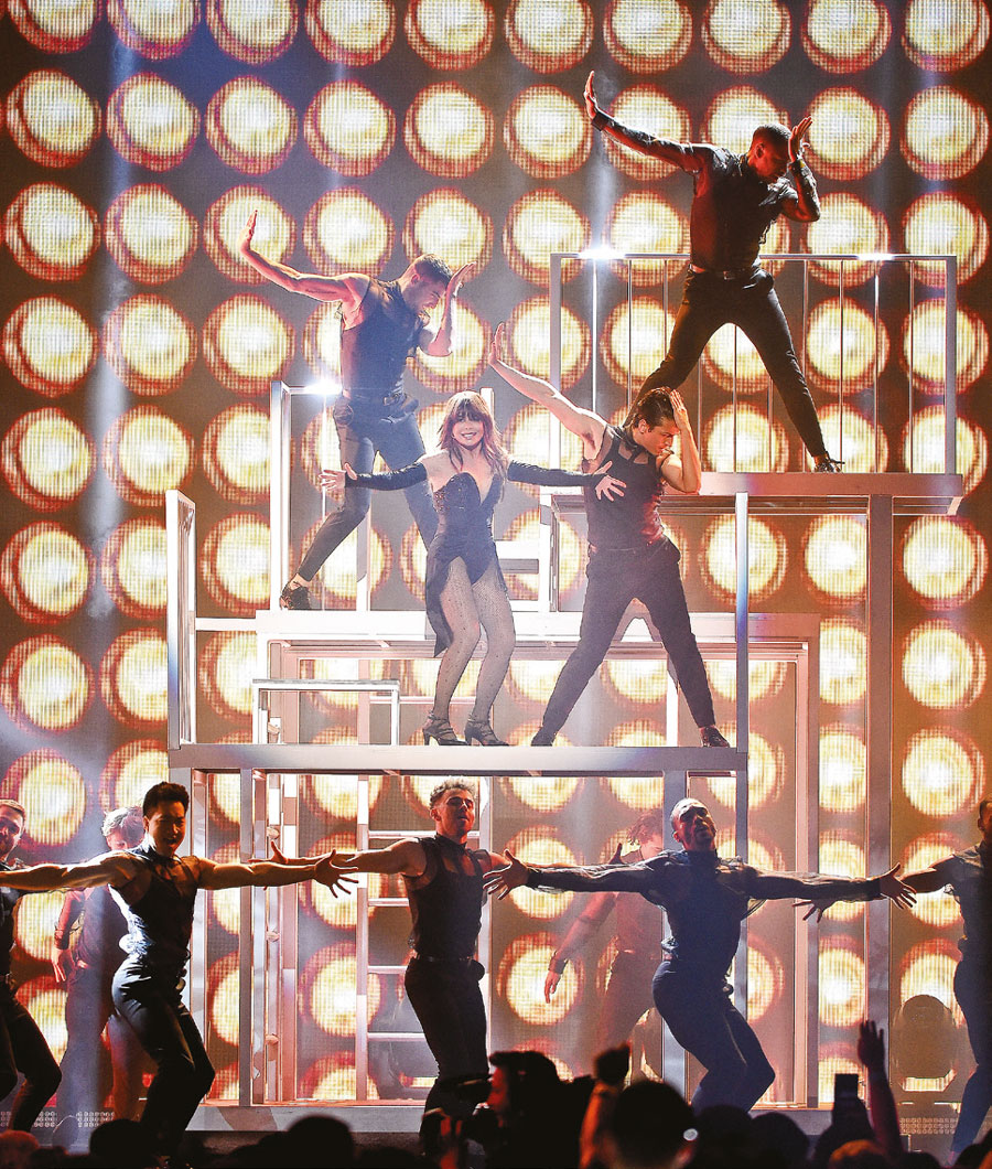 Müziğin ‘En İyileri’ ödüllerini aldı