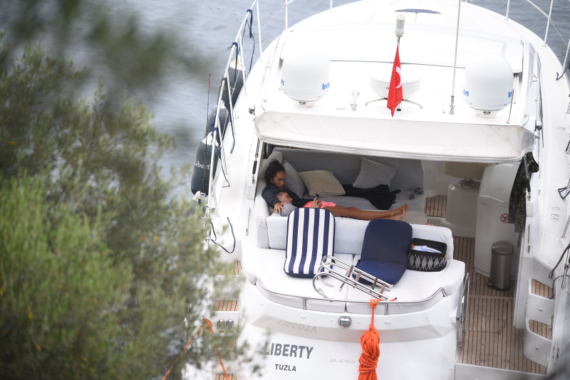 Çağatay Ulusoy ve Duygu Sarışın birlikte yaşamaya başladı