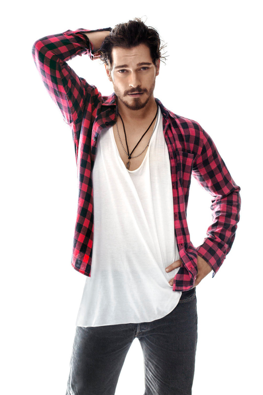 Çağatay Ulusoy ve Duygu Sarışın birlikte yaşamaya başladı