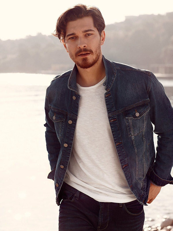 Çağatay Ulusoy ve Duygu Sarışın birlikte yaşamaya başladı