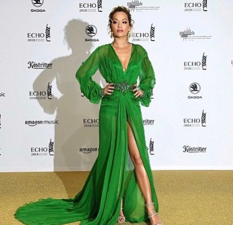 Rita Ora, annesine ev aldı