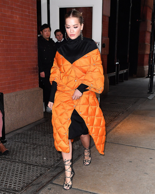 Rita Ora, annesine ev aldı