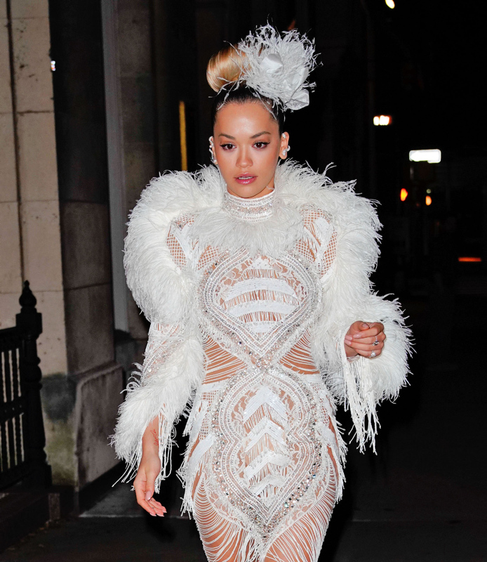 Rita Ora, annesine ev aldı