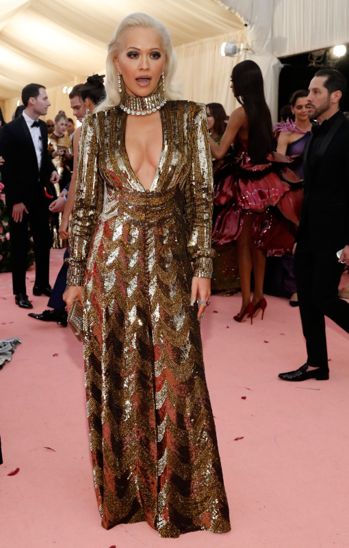 Rita Ora, annesine ev aldı