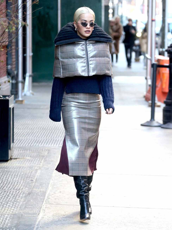 Rita Ora, annesine ev aldı