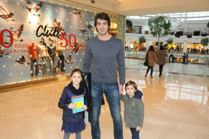 İbrahim Kutluay kızı ve oğluyla birlikte