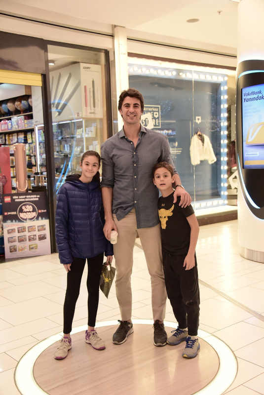 İbrahim Kutluay kızı ve oğluyla birlikte