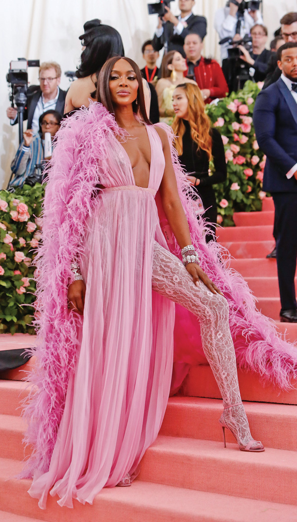 Abartılı şıklık pembe halıyı süsledi