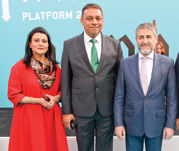 99 sanatçı bir sergide buluştu