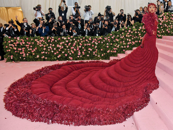 Abartılı şıklık pembe halıyı süsledi