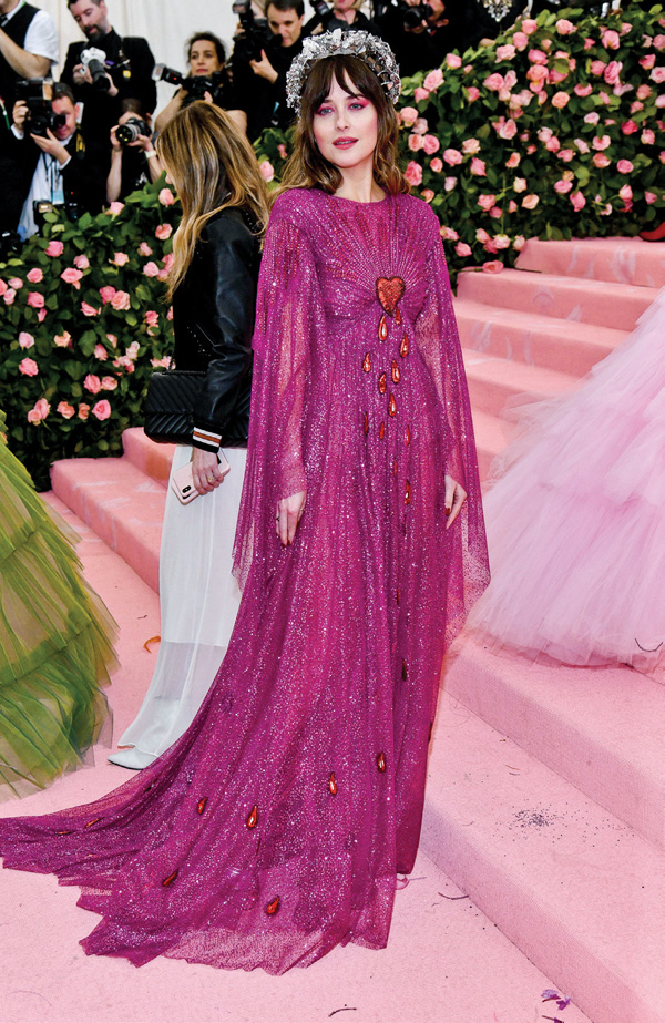 Abartılı şıklık pembe halıyı süsledi