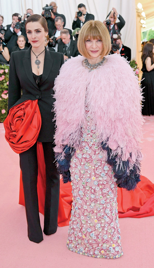 Abartılı şıklık pembe halıyı süsledi