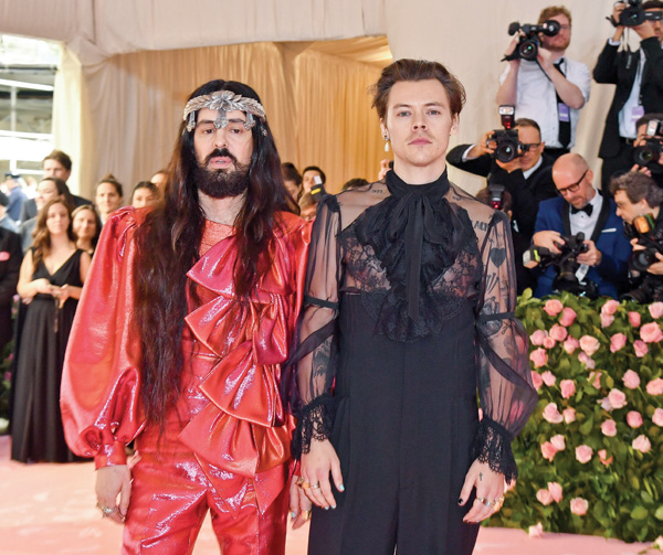 Abartılı şıklık pembe halıyı süsledi