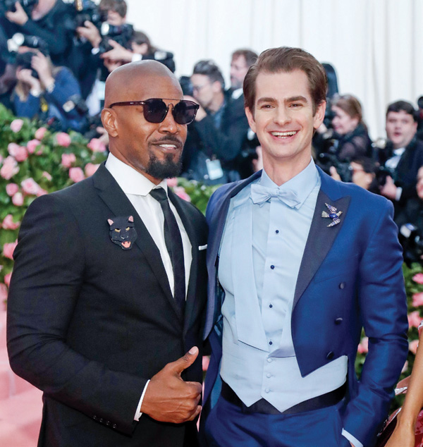 Abartılı şıklık pembe halıyı süsledi