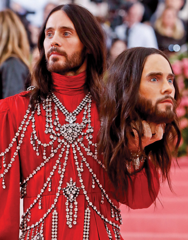 Abartılı şıklık pembe halıyı süsledi