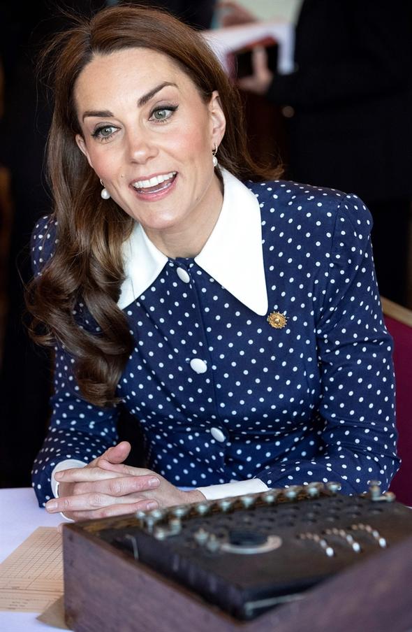 Kate Middleton, derin yırtmacıyla çok konuşuldu