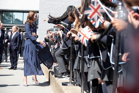 Kate Middleton, derin yırtmacıyla çok konuşuldu