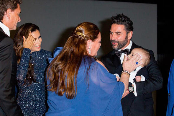 Eva Longoria, oğlunu gala gecesine götürdü