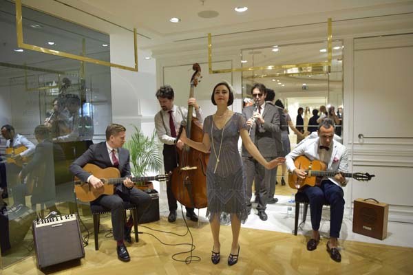 Jenny Packham, yeni koleksiyonu tanıttı