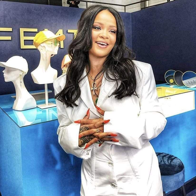 Rihanna Paris'te mağaza açtı