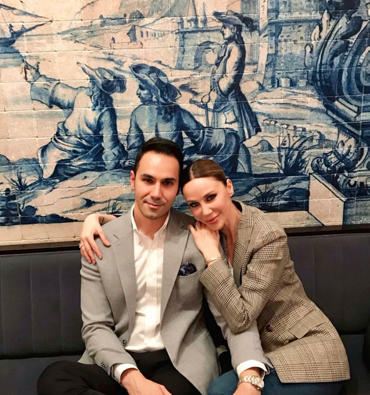 Demet Şener ve Cenk Küpeli'nin elleri bir an olsun ayrılmıyor