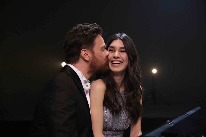 Sinan Akçıl ve Burcu Kıratlı boşanıyor mu?