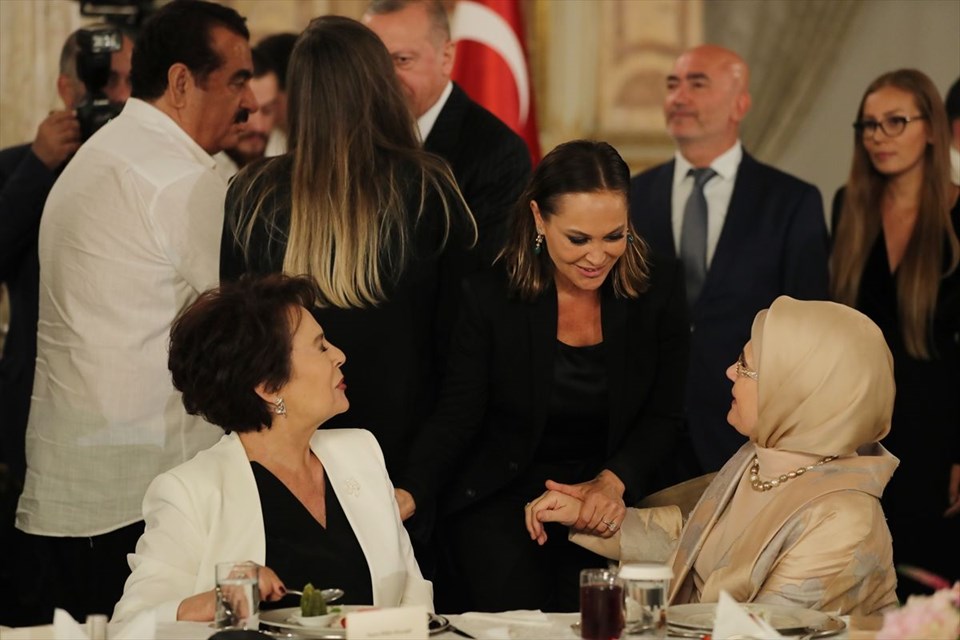 Cumhurbaşkanı Erdoğan sanatçı ve sporcularla buluştu