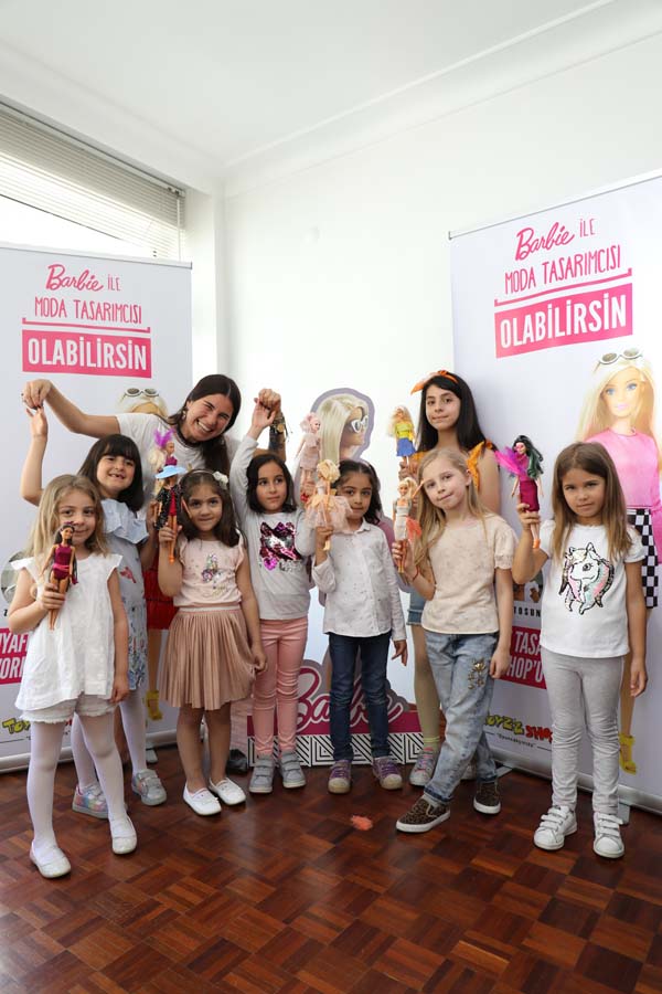 Zeynep Tosun, çocuklarla beraber kıyafet tasarladı