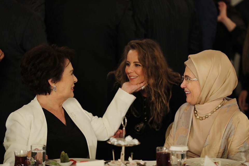 Cumhurbaşkanı Erdoğan sanatçı ve sporcularla buluştu