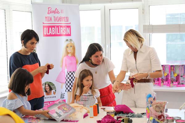 Zeynep Tosun, çocuklarla beraber kıyafet tasarladı