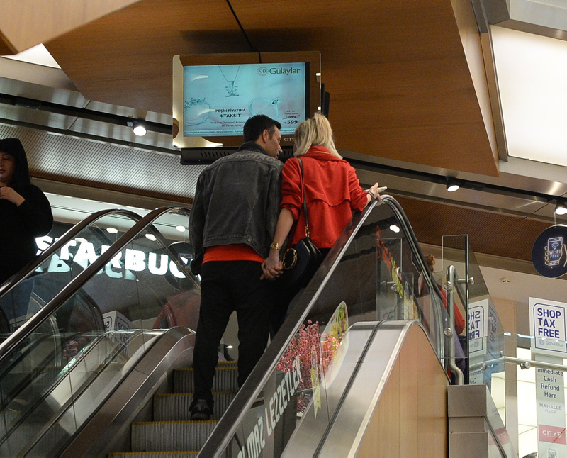 Mustafa Sandal, Melis Sütşurup’un ayağını yerden kesti