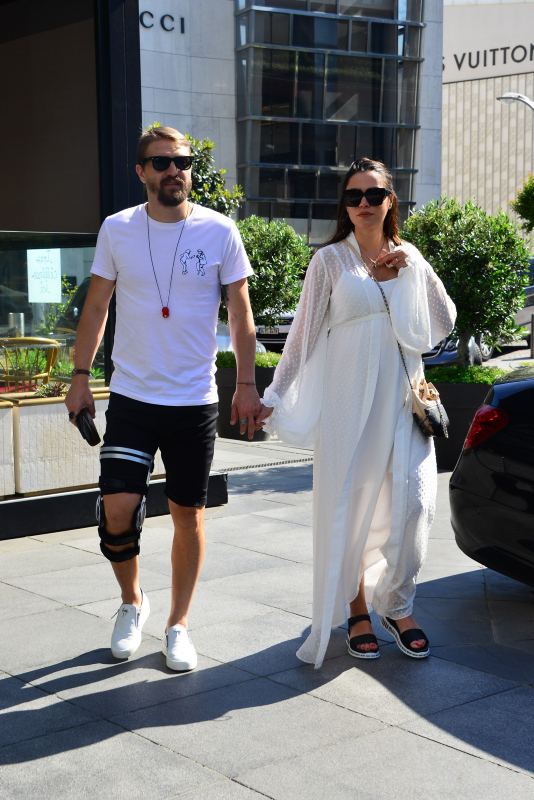 Şükran Ovalı ve Caner Erkin alışveriş turunda