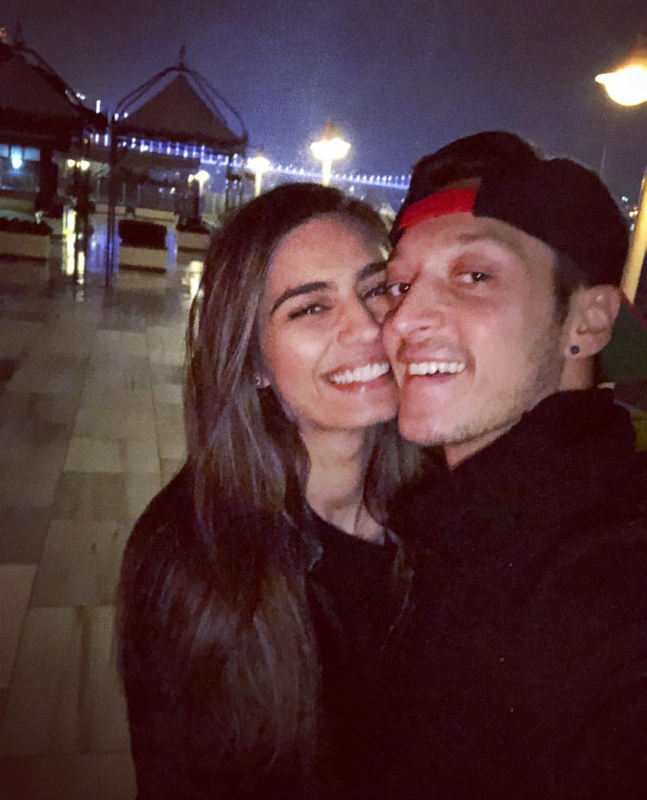 Mesut Özil ve Amine Gülşe çiftinden anlamlı davranış