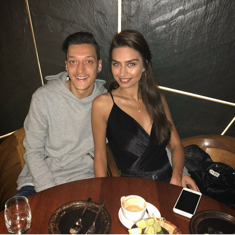 Mesut Özil ve Amine Gülşe çiftinden anlamlı davranış