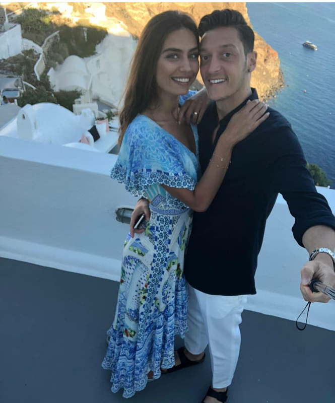 Mesut Özil ve Amine Gülşe çiftinden anlamlı davranış