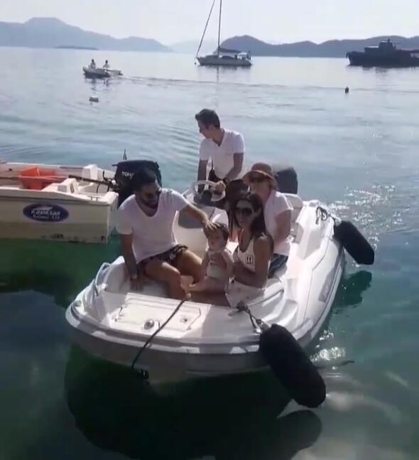 Objektiflere gülümseyerek poz verdiler 