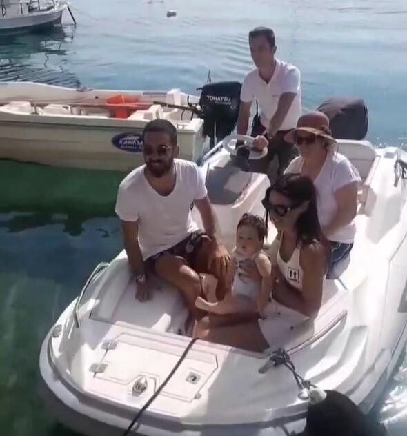 Objektiflere gülümseyerek poz verdiler 